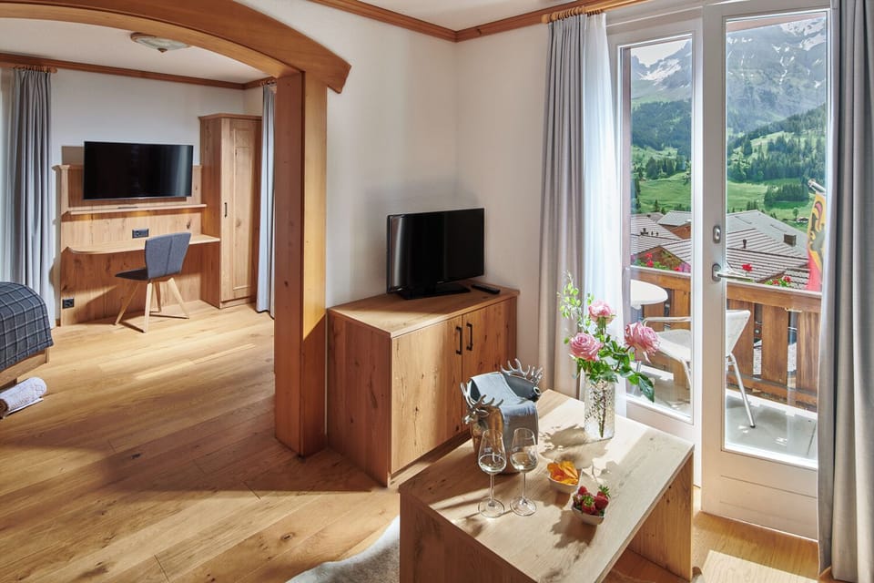 Triple Room | Minibar, in-room safe, desk, soundproofing