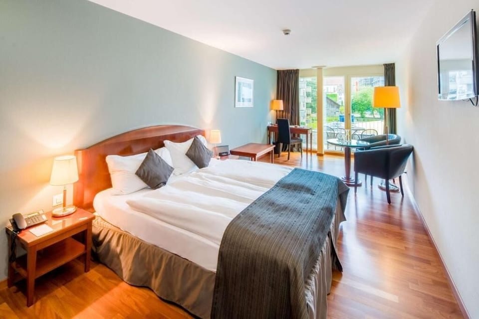 Executive Room, Balcony | Hypo-allergenic bedding, in-room safe, individually decorated