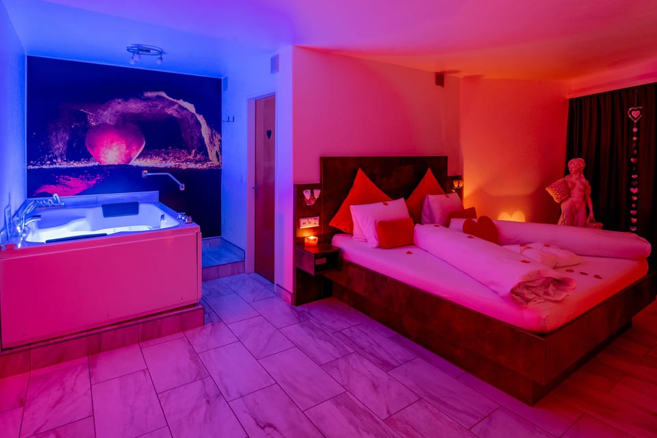 Romantic Suite | Desk, blackout drapes, free WiFi, bed sheets