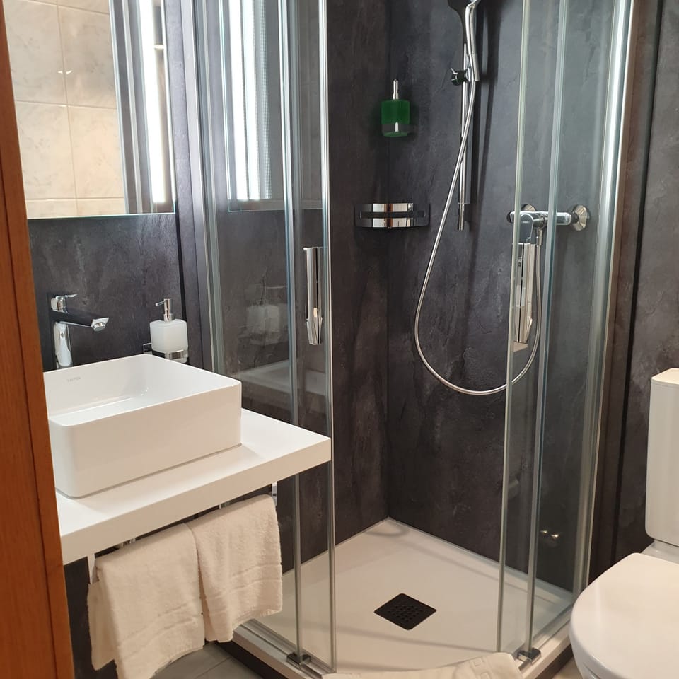 Design Double Room, 1 Queen Bed, Balcony, Mountain View | Bathroom | Shower, free toiletries, hair dryer