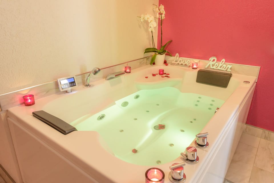 Romantic Suite | Desk, blackout drapes, free WiFi, bed sheets
