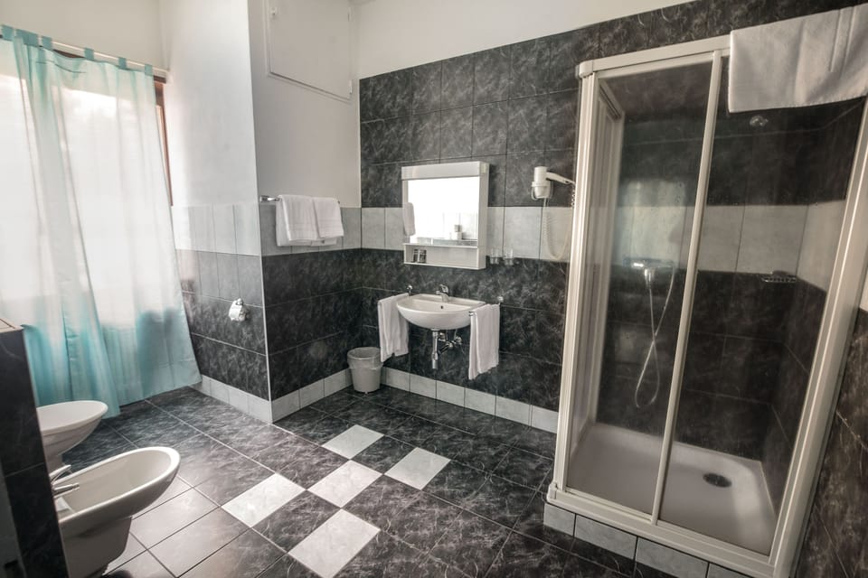 Quadruple Room | Bathroom | Free toiletries, hair dryer, bidet, towels