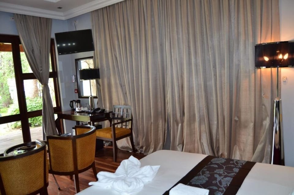 Comfort Double Room | Premium bedding, down comforters, pillowtop beds, desk