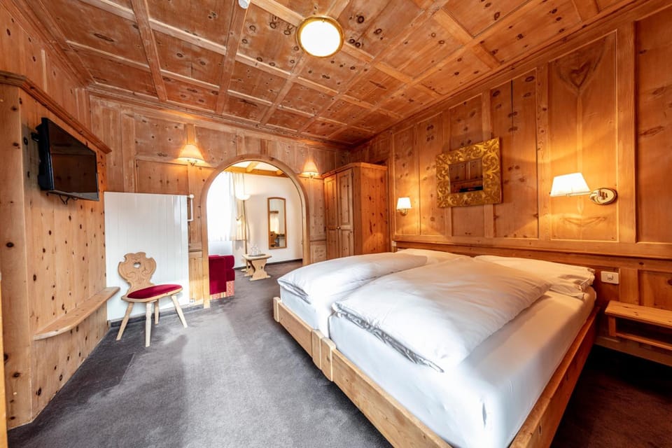 In-room safe, desk, WiFi (free), bed sheets