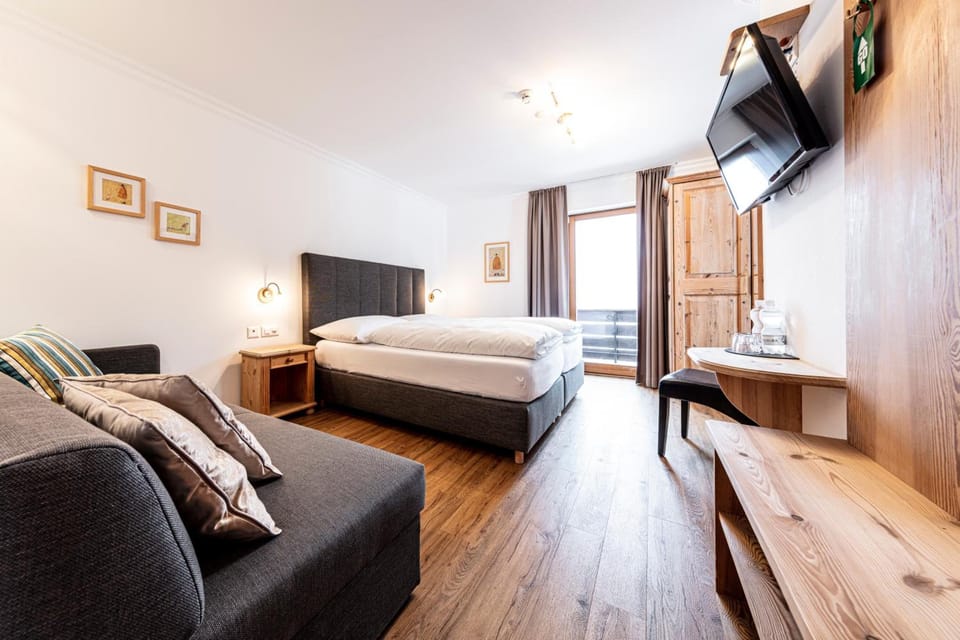 In-room safe, desk, WiFi (free), bed sheets