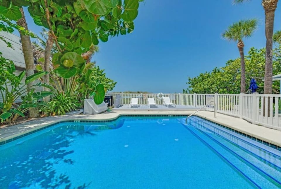 Cap off your beach with a refreshing dip in the resort pool ~
