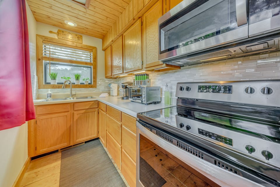 Kitchen | Cooking Basics | Coffee Maker | Paper Towels/Trash Bags Provided