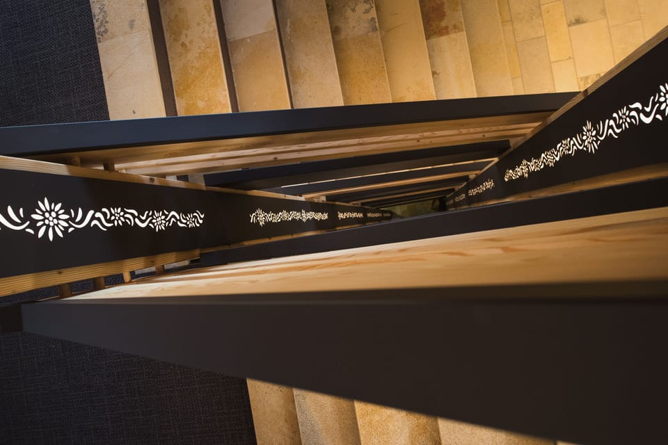 Handrails in hallways