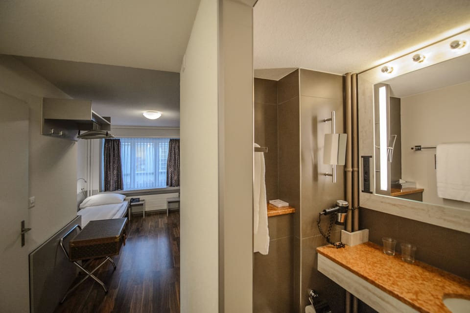 Economy Twin Room | Bathroom | Shower, hair dryer, towels