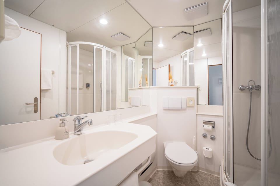 Shower, hair dryer, bathrobes, slippers