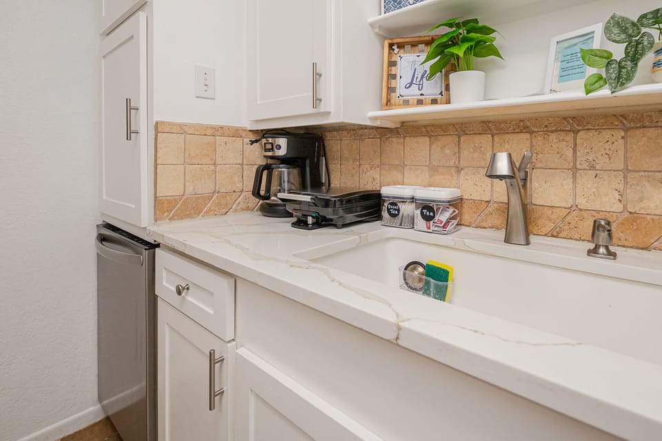 Enjoy a nice hot cup of coffee & try out the belgian waffle maker for breakfast.