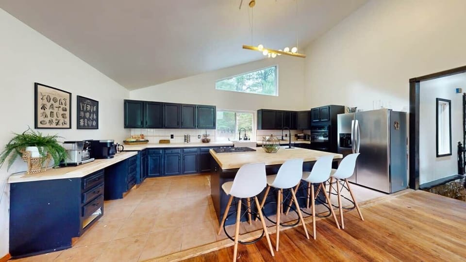 Kitchen | Gas Stove | Gas Oven | Coffee Bar