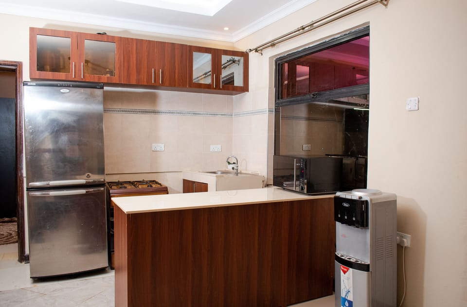 Deluxe House | Shared kitchen facilities | Fridge, microwave, oven, stovetop