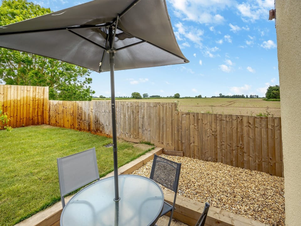 Sitting-out-area | Huntspill Cottage, Holbeach Bank, near Spalding
