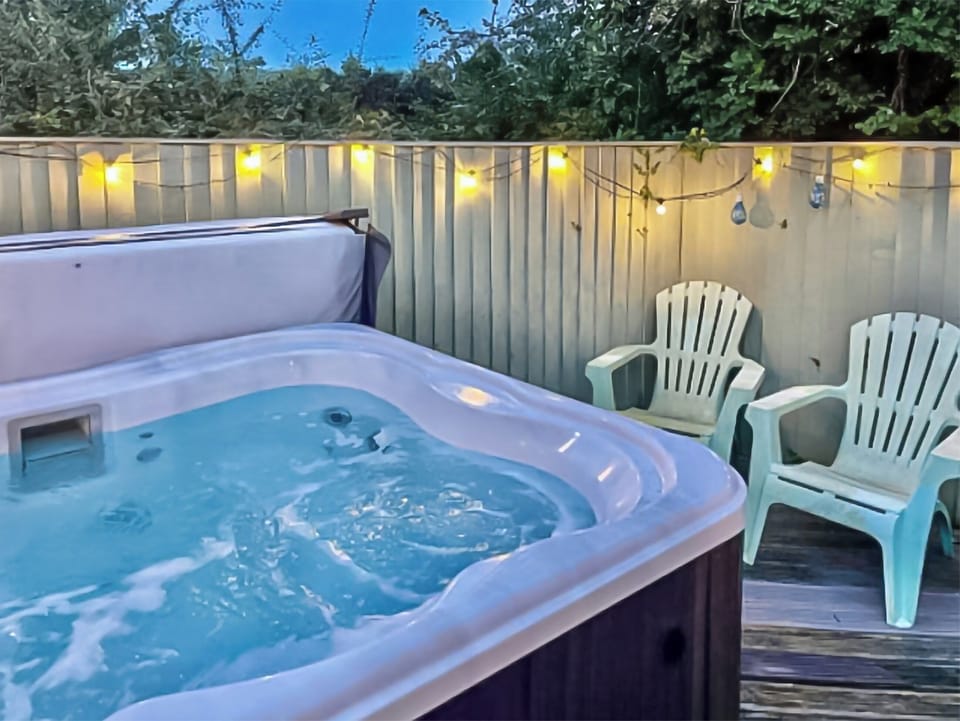 Hot tub | Lon Lwyd Isaf, Pentraeth