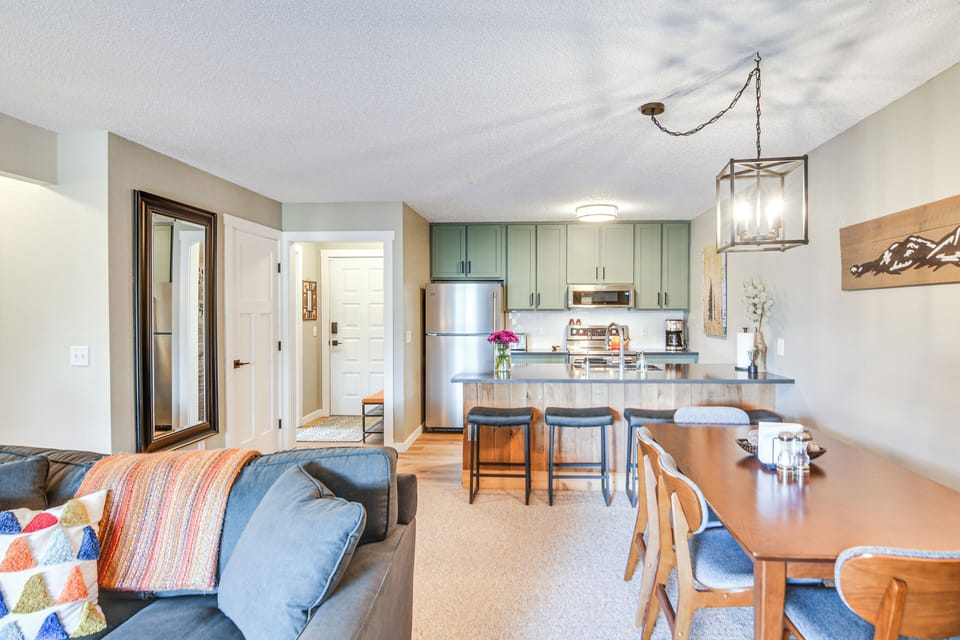 Dining Area | Dishes & Flatware Provided
