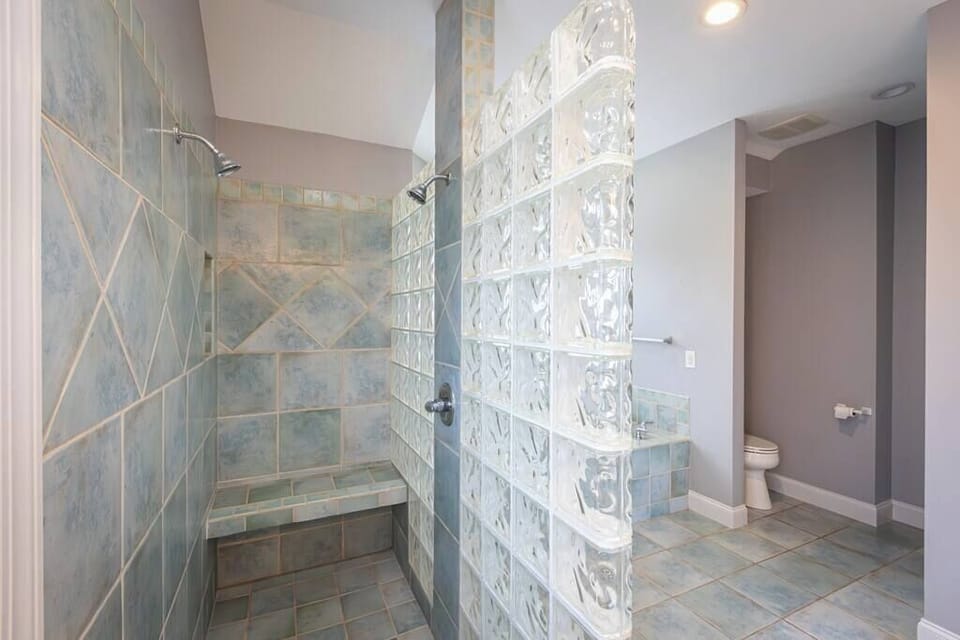 Top Level: Master King Ensuite full bathroom with sokaing tub, walk in shower and dual sink 