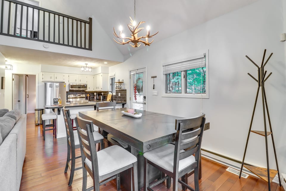 Dining Area | Dining Table | Dishware/Flatware