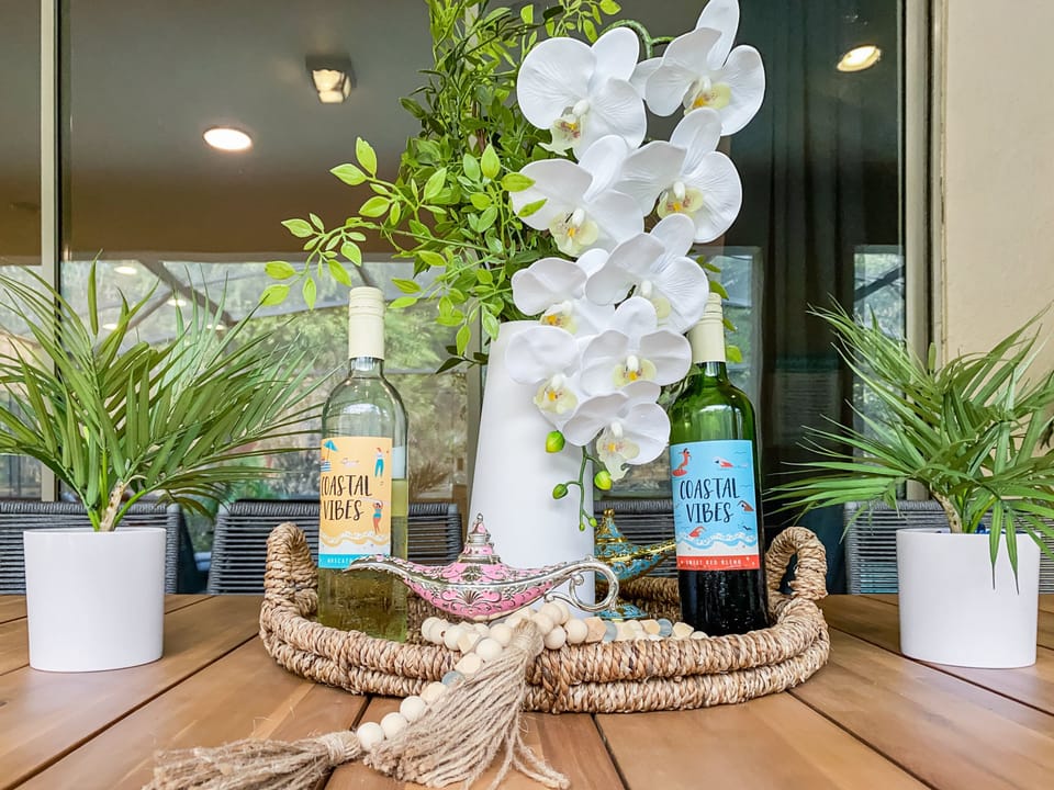 Grab, seat and relax!
(food and beverage is for a visualization only)