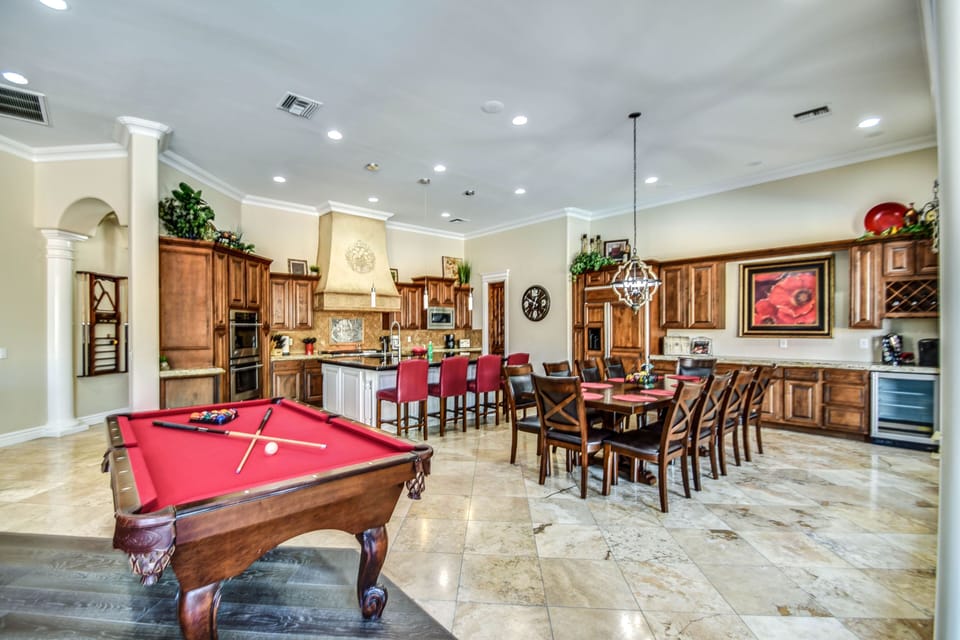 Dining Room and Kitchen Area w/Large Dinning Room Table