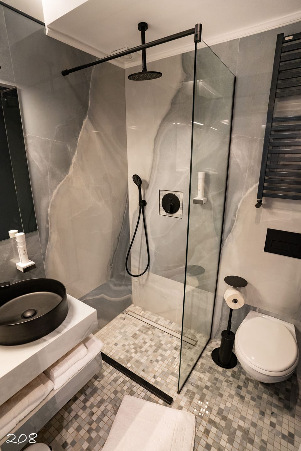 Classic Room | Bathroom | Shower, free toiletries, hair dryer, bathrobes