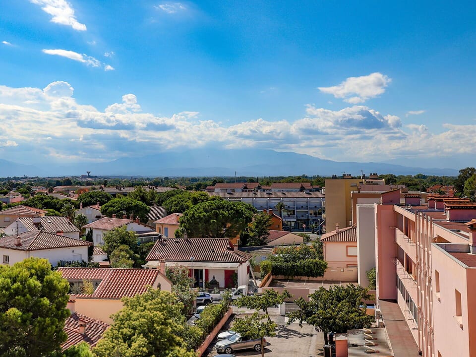 Cloud, Sky, Building, Blue, Tree, Window, Urban Design, House, Cityscape, Neighbourhood