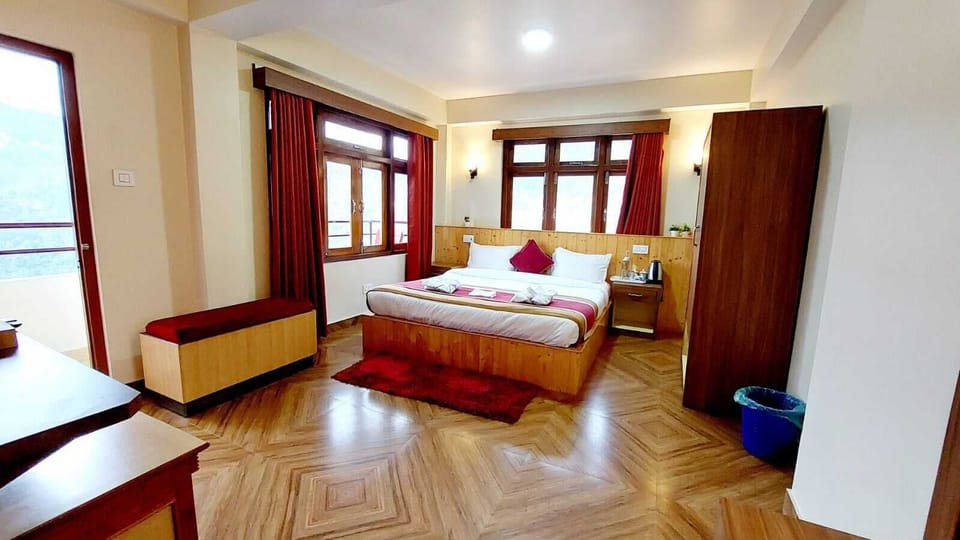 Executive Double Room | Premium bedding, down comforters, desk, laptop workspace