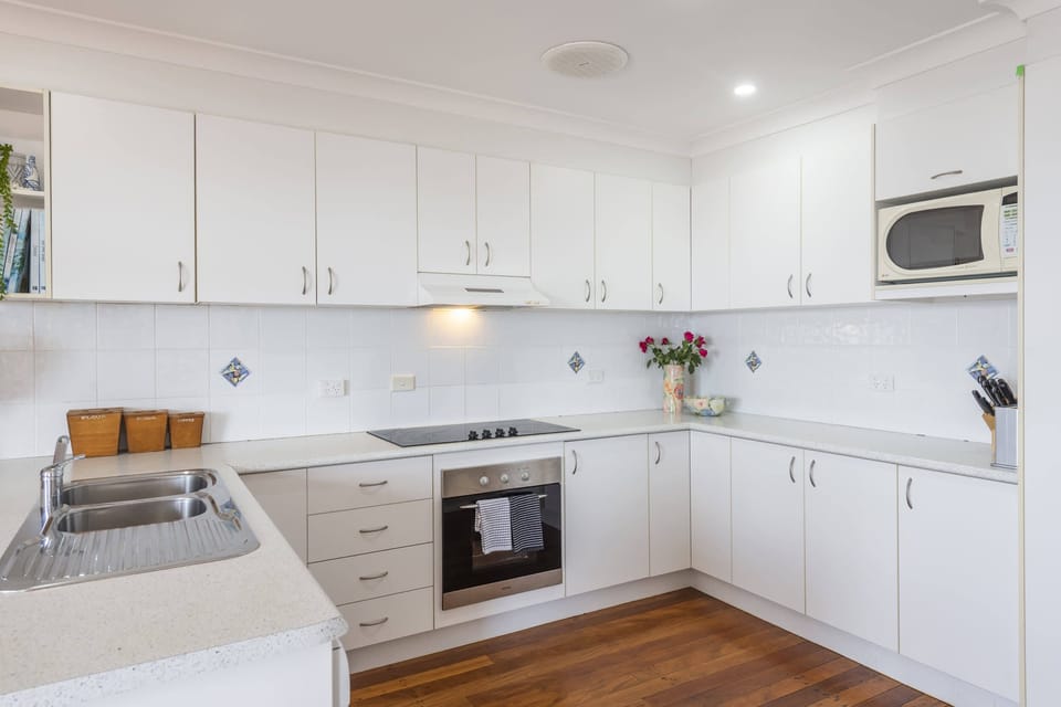 Bimbajong Yamba - Coast accommodation in Yamba town with Ocean views - Upstairs fully equipped kitchen with ocean views