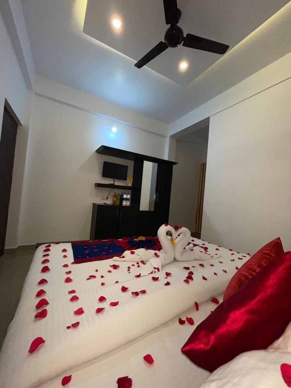 Premium bedding, memory foam beds, desk