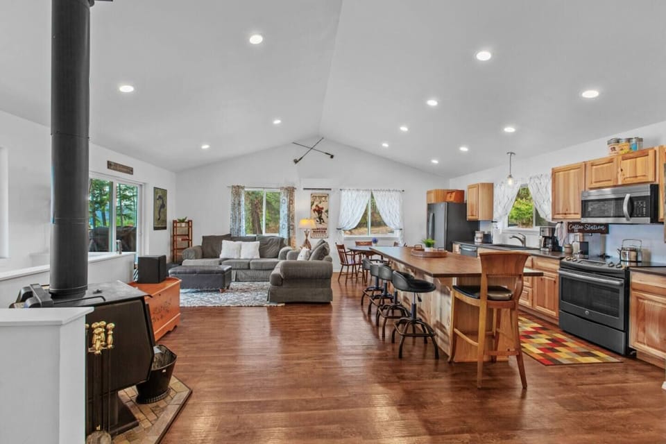 FULL KITCHEN LIVING ROOM.jpeg