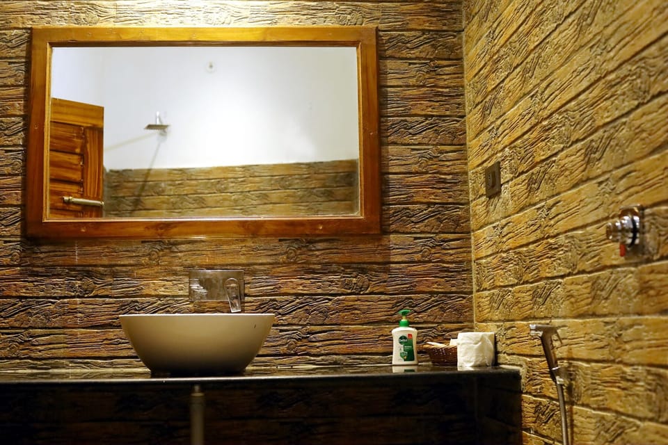 Suite Room | Bathroom | Shower, rainfall showerhead, free toiletries, hair dryer