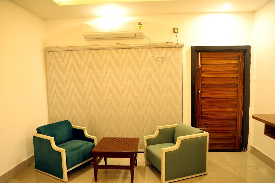 Suite Room | Living area | 42-cm flat-screen TV with cable channels
