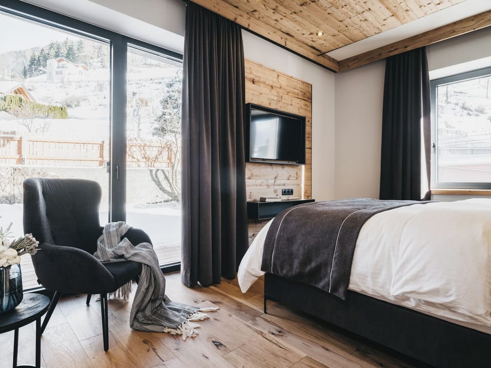 Standard Room, Balcony | Premium bedding, minibar, in-room safe, individually decorated