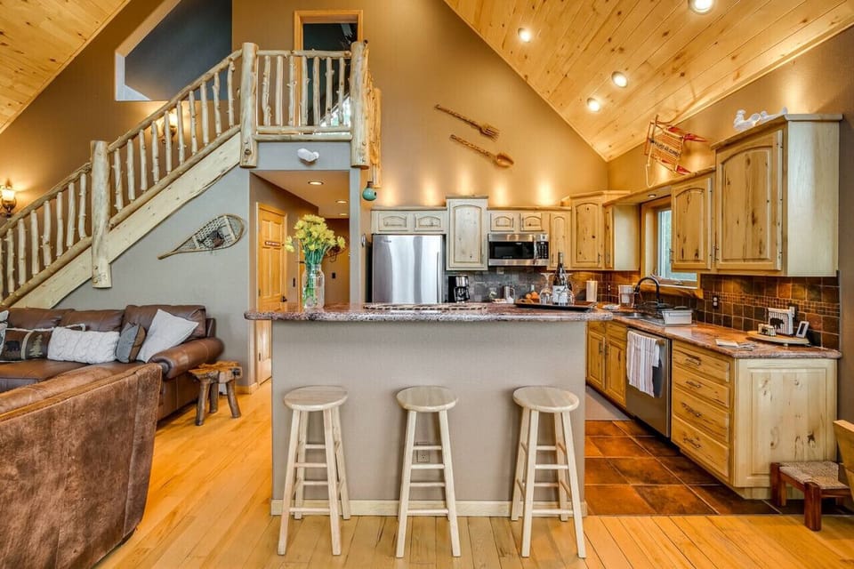 Kitchen with counter