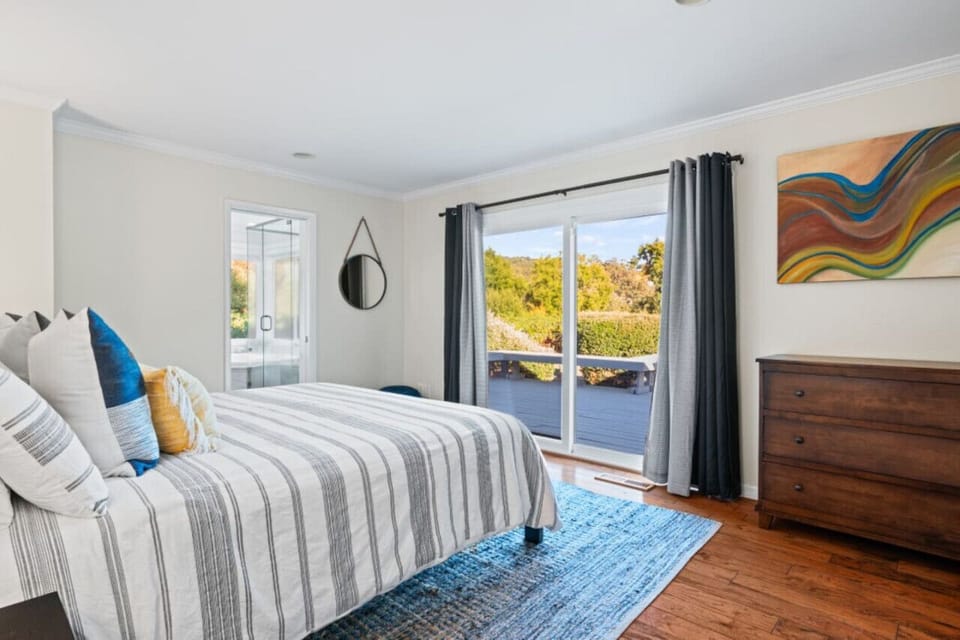 Sleep comfortably in the master suite and take in the beautiful Kenwood views