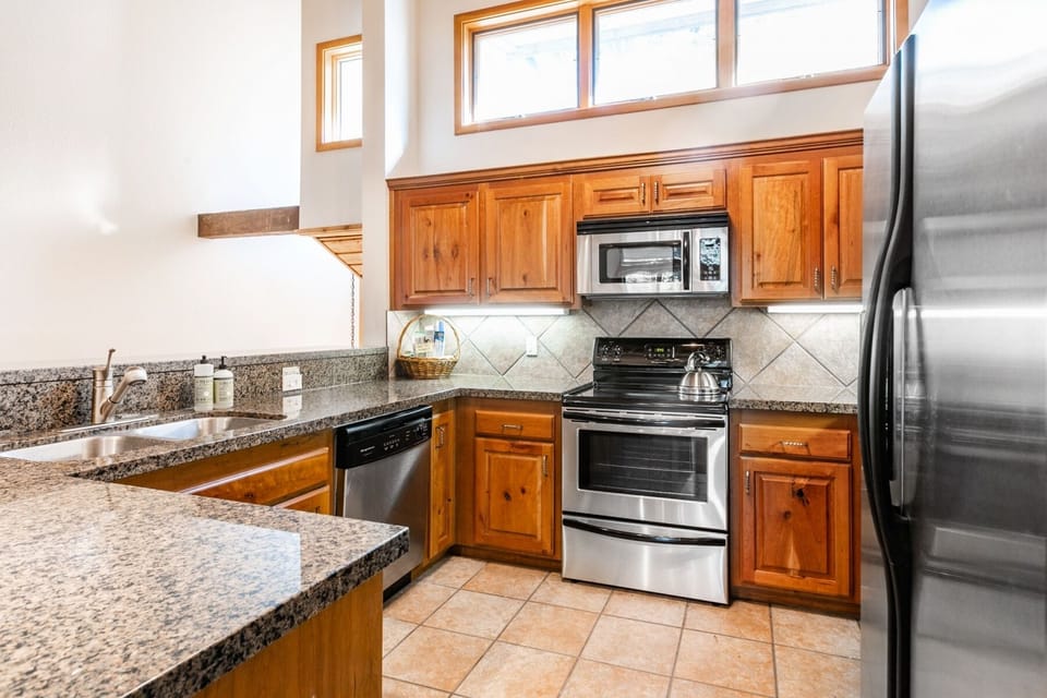 Large Central kitchen with great appliances