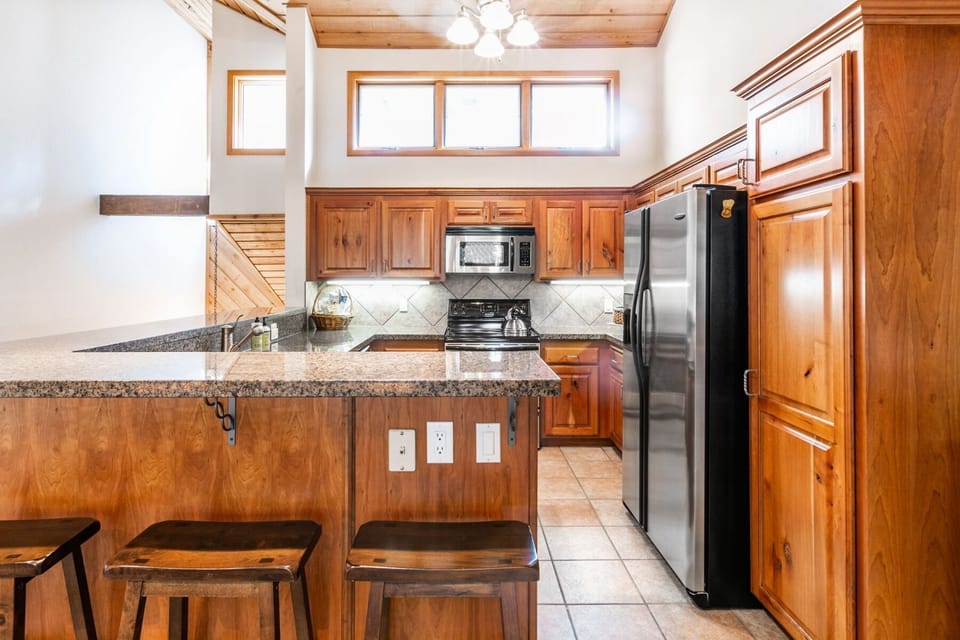 Large Central kitchen with great appliances