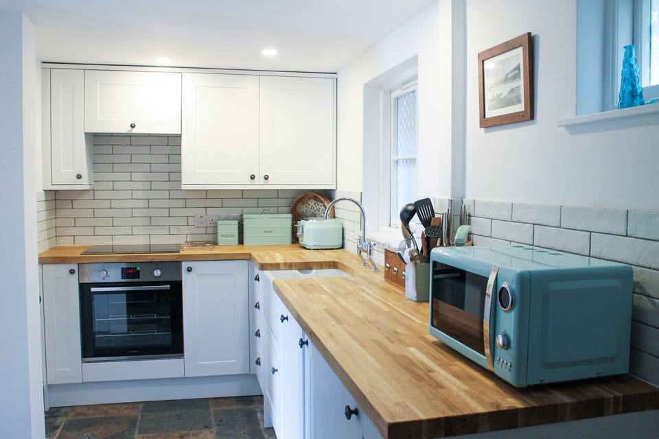 Fridge, dishwasher, toaster, cookware/dishes/utensils
