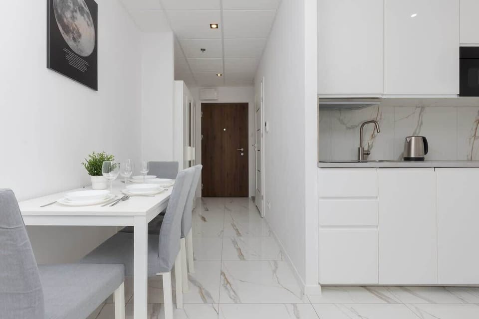 Kitchenette with plenty of kitchen utensils and dishes. 