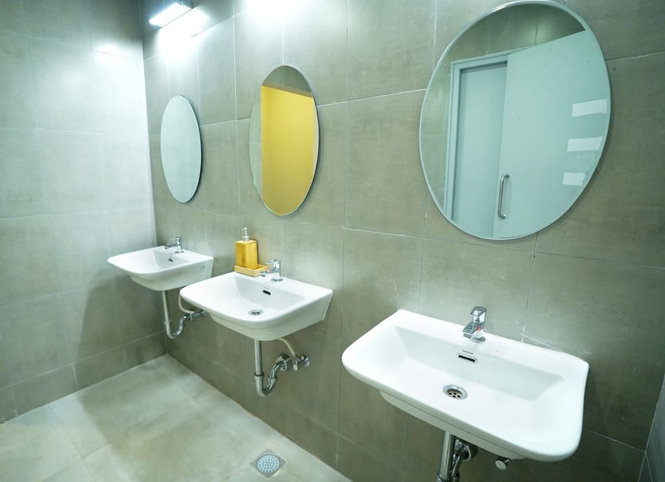 Deluxe Studio, 1 Queen Bed | Bathroom | Shower, towels, soap, toilet paper