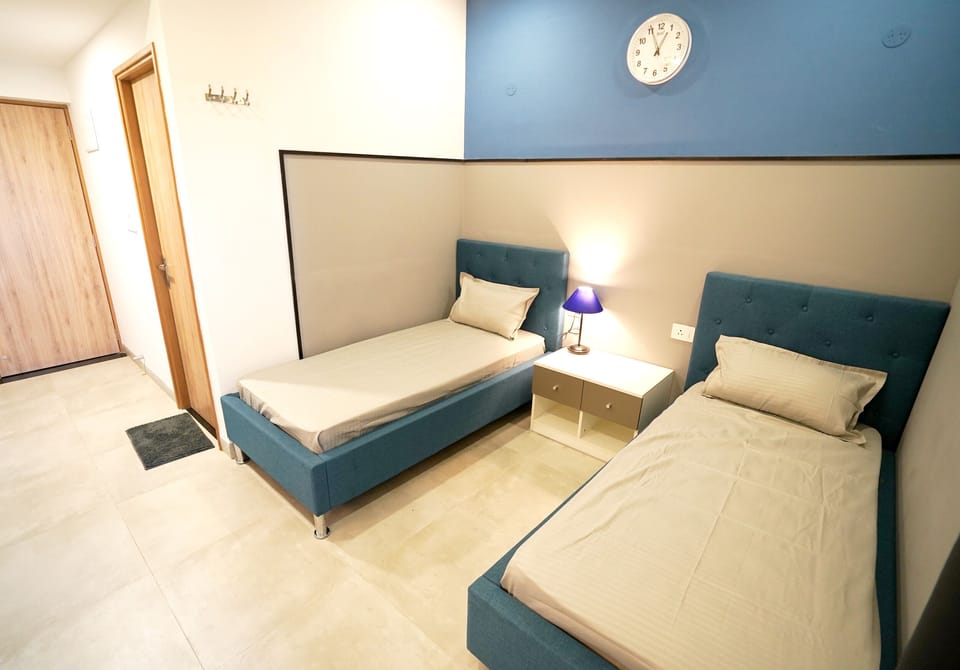 Deluxe Studio, 1 Queen Bed | Extra beds
