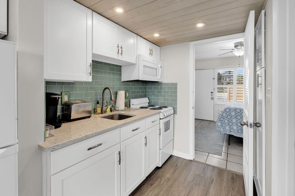 Signature Condo, 1 Bedroom, Balcony, Ocean View | Private kitchen | Fridge, microwave, oven, stovetop