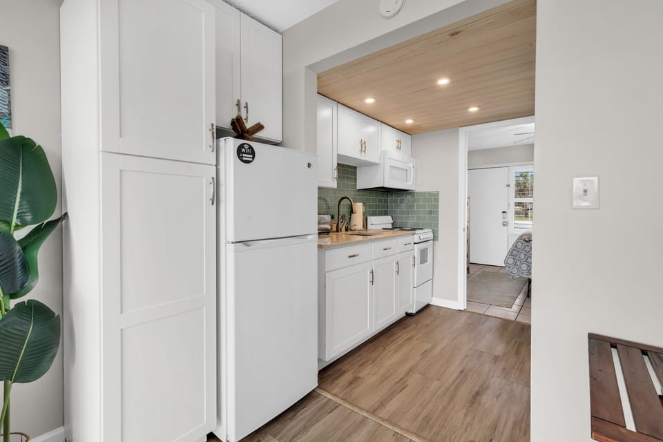 Signature Condo, 1 Bedroom, Balcony, Ocean View | Private kitchen | Fridge, microwave, oven, stovetop