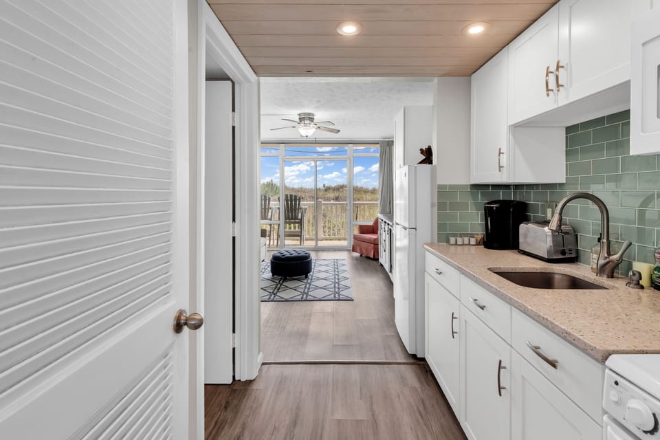 Signature Condo, 1 Bedroom, Balcony, Ocean View | Private kitchen | Fridge, microwave, oven, stovetop