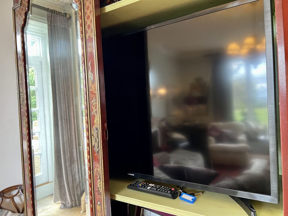 Drawing Room - hidden wifi enabled TV with ususal apps.