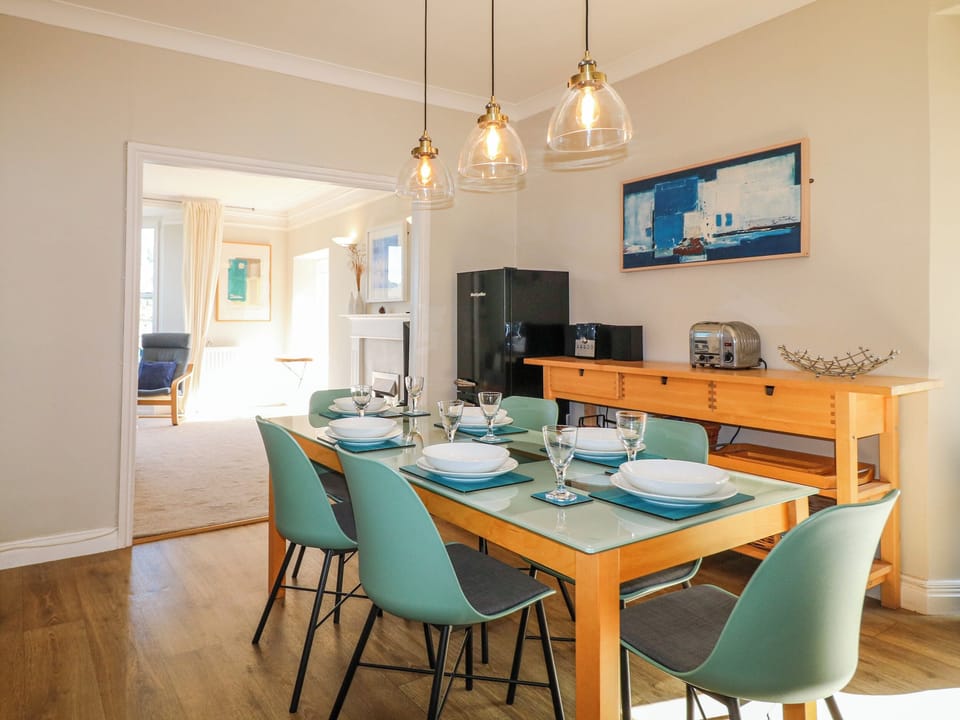 Cottage | Dining