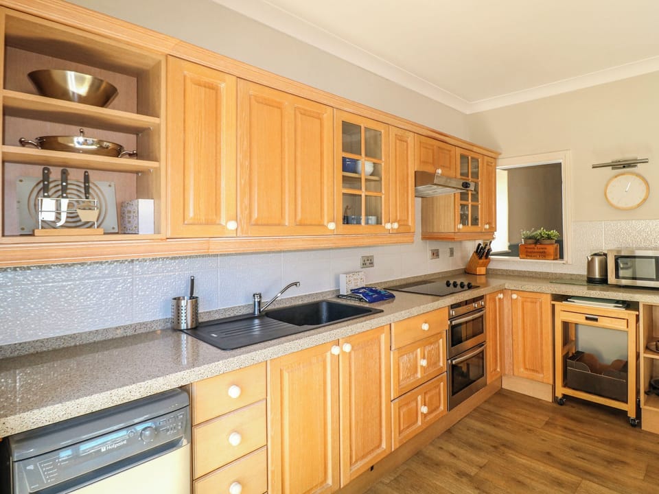 Cottage | Private kitchen | Fridge, dishwasher, electric kettle, toaster