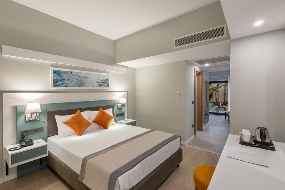 Free minibar, in-room safe, iron/ironing board, free WiFi
