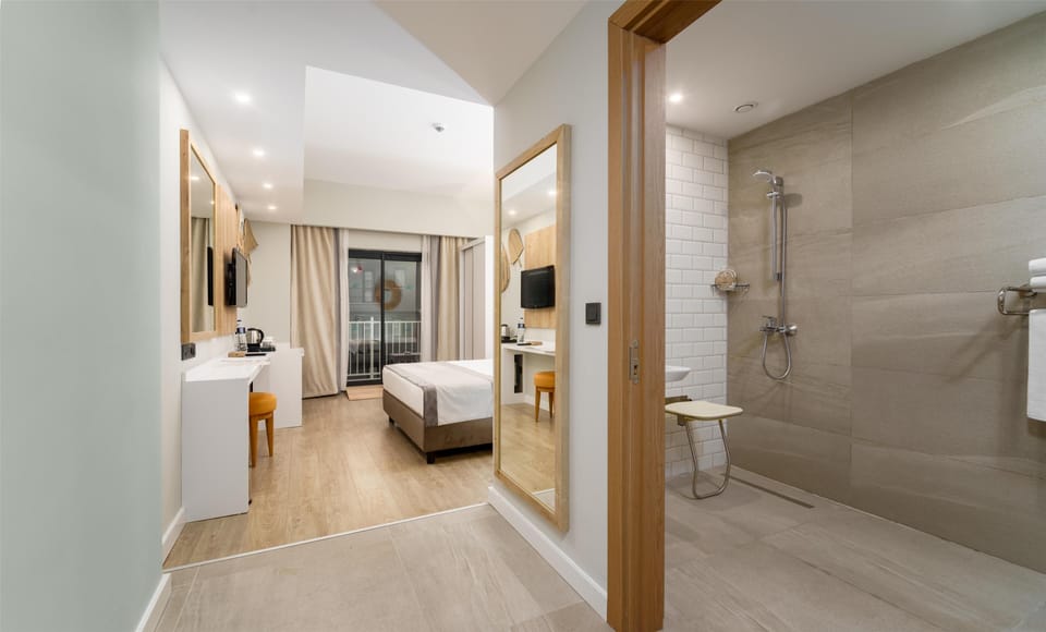 Free minibar, in-room safe, iron/ironing board, free WiFi