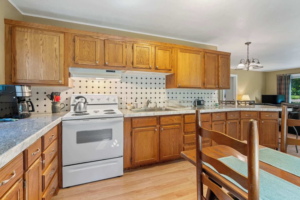 Expansive kitchen